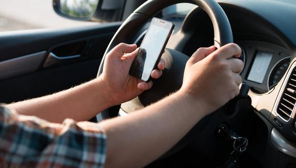 El 67% de las personas afirma que su distracción es motivo de mirar a su smartphone mientras conduce. (Foto: Wikimedia Commons).