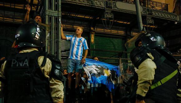 Manifestantes protestan contra el proyecto de 'ley ómnibus' en las inmediaciones del Congreso Nacional, hoy, en Buenos Aires (Argentina). EFE/ Luciano González