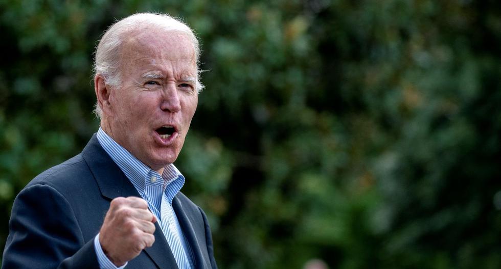 El presidente de Estados Unidos Joe Biden, gesticula mientras camina por el jardín sur de la Casa Blanca el 7 de agosto del 2022. (STEFANI REYNOLDS / AFP).