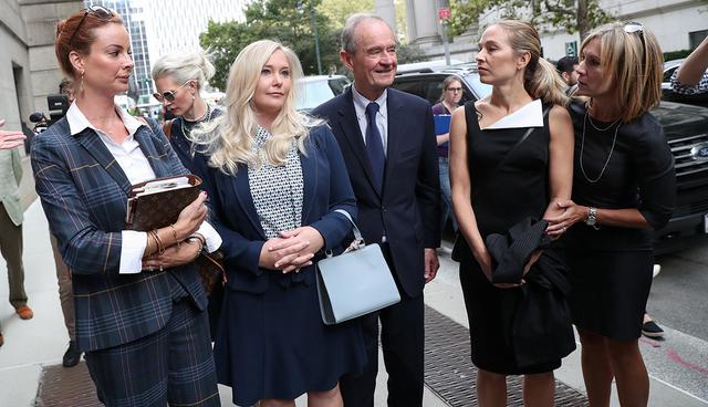 Víctimas de Jeffrey Epstein llegan a un tribunal de Nueva York para dar testimonios sobre presuntos abusos sexuales cometidos por el magnate. (Foto: Reuters)
