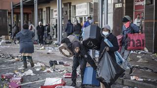 Sudáfrica acumula 72 muertos al propagarse ola de violencia y saqueos y con el Ejército en las calles | FOTOS
