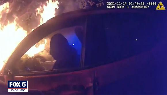 Hombre salvó de morir tras quedar atrapado en su vehículo en llamas. (Foto: Captura de video Fox5 Atlanta)