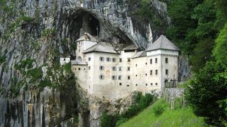 Este castillo fue construido dentro de una cueva en Eslovenia