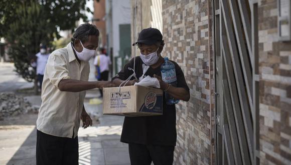 Coronavirus. Los Tapia Yale, en el distrito de San Martín de Porres (Lima, Perú), regala alimentos a los transeúntes. Foto: El Comercio.