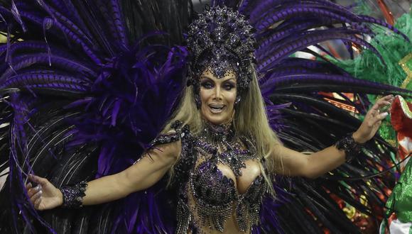Camila Prins, que representa a la escuela de samba Colorado do Bras, se presenta en el Carnaval de Sao Paulo. (Foto AP / Andre Penner).
