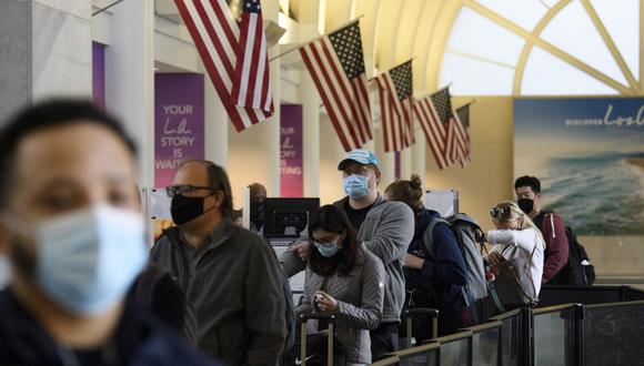 En esta foto referencial, los asistentes esperan en la fila para ingresar a un punto de control de la Administración de Seguridad del Transporte en el Aeropuerto Internacional de Los Ángeles, California (Estados Unidos), el 25 de noviembre de 2020. (Patrick T. Fallon / AFP).