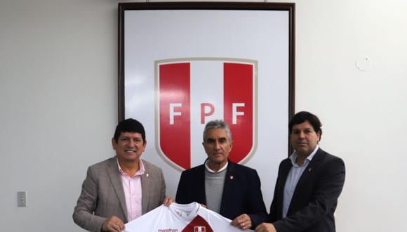 Juan Carlos Oblitas continuará trabajando para la FPF. (Foto: Twitter FPF)