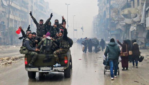 Con disparos al aire, sirios celebran la liberación de Alepo