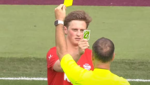 Video VIRAL: árbitro sanciona a jugador de fútbol con tarjeta amarilla y este responde con cartilla “reversa de UNO”