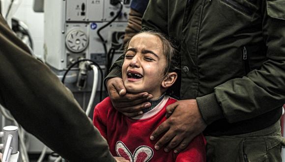 Una niña lamenta la muerte de sus familiares que fueron asesinados por un bombardeo de Israel en Khan Yunis, en el sur de la Franja de Gaza, el 31 de diciembre de 2023. (Foto de AFP).