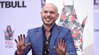 Pitbull deja sus huellas en el cemento de Hollywood