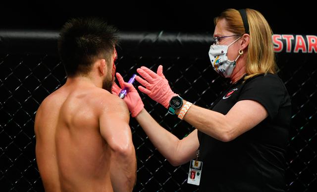 “Triple C’s out”: Henry Cejudo venció a Dominick Cruz y luego anunció su retiro de la UFC | Foto: AP/EFE/AFP/Reuters
