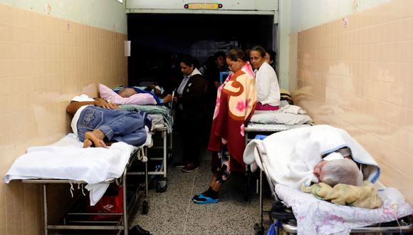 Informar sobre la crisis humanitaria puede ser grave para los trabajadores de los centros de salud de Venezuela. Es normal que los violentos simpatizantes del Gobierno caminen por los centros de salud con armas de fuego. (Reuters).