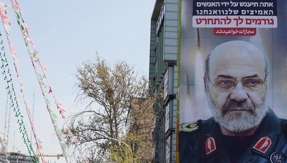 Un cartel de gran tamaño que muestra al general iraní Mohammad Reza Zahedi, comandante de la Fuerza Quds del Cuerpo de la Guardia Revolucionaria Islámica (CGRI), cuelga de la fachada de un edificio en Teherán. (EFE/EPA/ABEDIN TAHERKENAREH).