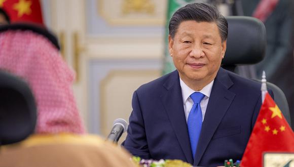 El presidente chino, Xi Jinping (D), se reunió con el príncipe heredero de Arabia Saudita, Mohammed bin Salman, en la capital, Riad, el 8 de diciembre de 2022. (Foto referencial de BANDAR AL-JALOUD / varias fuentes / AFP)