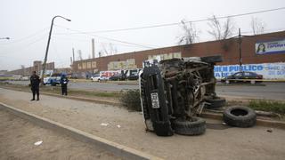 Los Olivos: un muerto tras choque de auto contra poste en la Av. Tomás Valle 