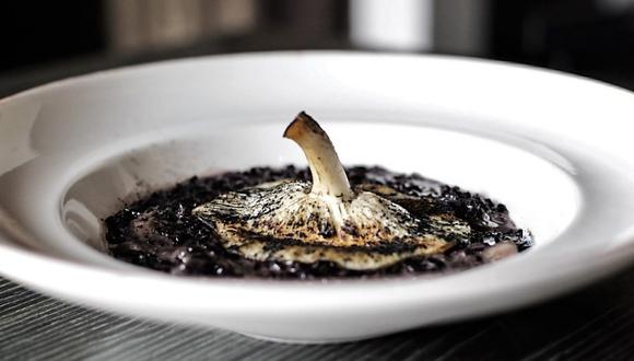 La cocina de estación de Eulert se luce en este risotto negro de hongos shiitake y ostra frescos. (Foto: Matria)