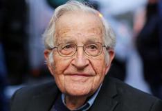 Noam Chomsky está vivo: esposa del intelectual desmintió su muerte