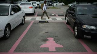 Corea del Sur: la polémica eliminación de las plazas de parqueo para mujeres en Seúl