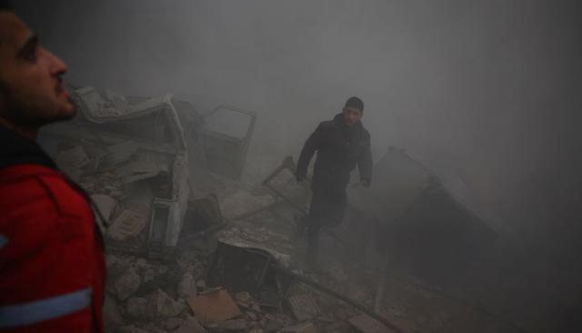 Siria bombardea áreas civiles en Damasco y mata a decenas - 15