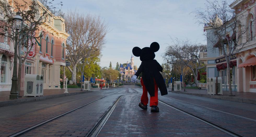Mickey Mouse, uno de los iconos más queridos del mundo, es reconocido como un símbolo de alegría e inocencia infantil prácticamente en todo el mundo. Diseñado en un momento difícil de la floreciente carrera de Walt Disney, Mickey se convirtió en una sensación inmediata desde su primera aparición.