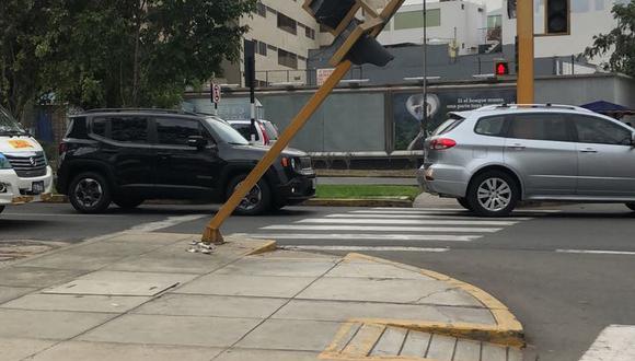 Semáforo peatonal en pésimas condiciones podría causar algún accidente en Surco. (Foto: WhatsApp)