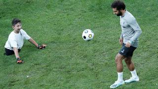 Liverpool vs. Chelsea: el emotivo video de Salah peloteando con un niño sin piernas
