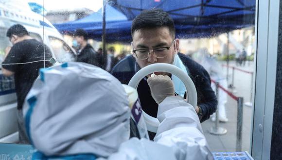 Un hombre recibiendo una prueba de ácido nucleico Covid-19 en un hospital en Shenyang, en la provincia de Liaoning, noreste de China. (Foto: STR / AFP / China OUT).