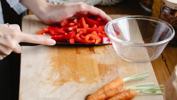Cómo limpiar la tabla de cortar alimentos fácilmente y en pocos minutos.