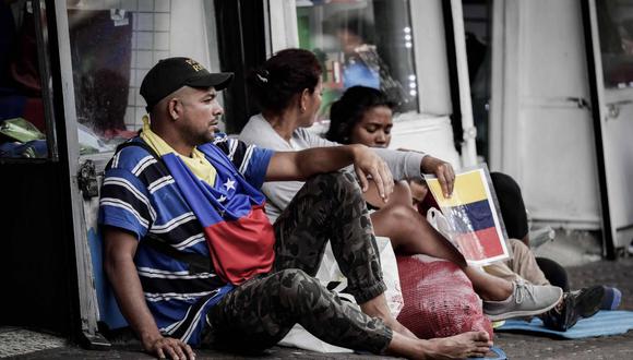 Familias venezolanas son vistas en las calles pidiendo dinero para poder seguir su camino a los Estados Unidos. FOTO: EFE