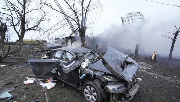 Bombardeo de Rusia alcanza un auto en Ucrania. (Foto: AP).