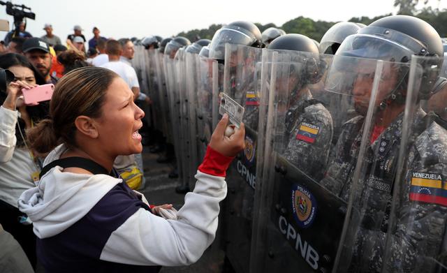 Venezuela: Juan Guaidó lidera el ingreso de ayuda humanitaria de Estados Unidos el sábado 23 de febrero desde Cúcuta, Colombia, por el puente Tienditas. En la imagen, la policía impide el paso por el puente Simón Bolívar. (AFP).