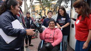 Parapanamericanos: voluntarios arman sillas de ruedas para niños y adultos