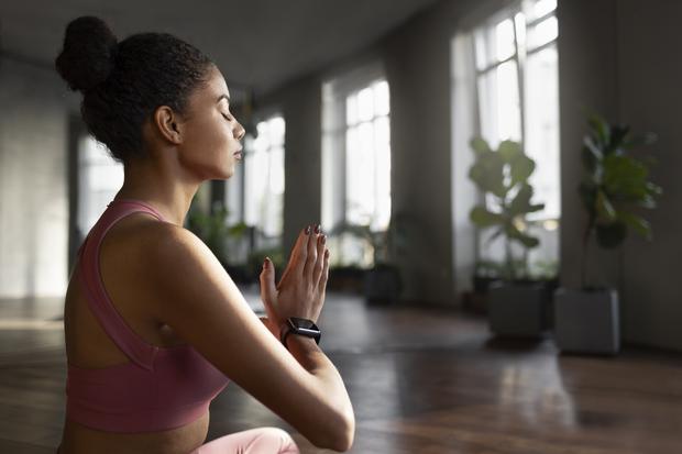 Tomarse el tiempo para practicar la atención plena y la meditación puede ayudar a reducir el estrés, calmar la mente y mejorar la capacidad para hacer frente a los desafíos diarios.