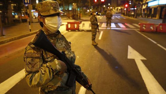 El toque de queda se mantendrá como medida para menguar la tasa de contagios del COVID-19. (Foto: EFE)