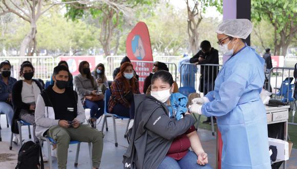 El Minsa detalló que el 53% de la población objetivo ya se encuentra vacunada con sus dos dosis. (Foto: Britanie Arroyo / @photo.gec)