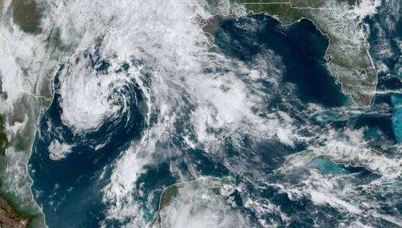 Fotografía satelital de la Oficina Nacional de Administración Oceánica y Atmosférica (NOAA) de Estados Unidos donde se muestra la ubicación del sistema de baja presión en el Golfo de México. (EFE/ Noaa-nhc).