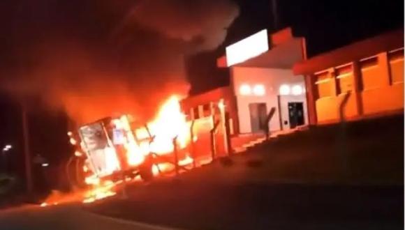 Durante su huida incendiaron carros en distintos puntos de la pequeña ciudad de Guarapuava. (Captura de video).