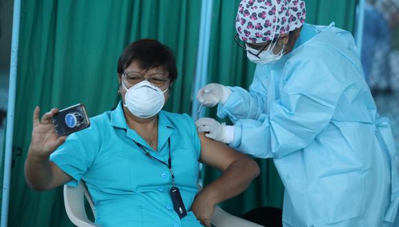 Personal de primera línea recibe la segunda dosis de la vacuna contra la COVID 19 en el hospital Santa Rosa en Pueblo Libre . (Fotos Britanie Arroyo / @photo.gec)