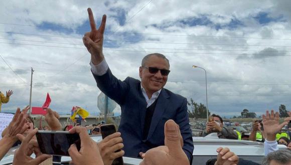 El exvicepresidente ecuatoriano (2013-2017) Jorge Glas --quien cumplía condena por recibir millones en sobornos de la brasileña Odebrecht-- saluda tras ser liberado de prisión, en Lacatunga, Ecuador, el 10 de abril de 2022.