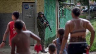 Brasil: dos niñas mueren por bala perdida mientras jugaban en la puerta de su casa en Río de Janeiro
