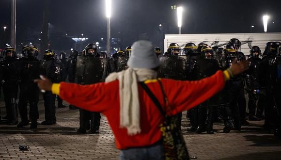 Un manifestante se enfrenta a la policía antidisturbios de CRS durante una manifestación después de que el gobierno francés impulsara una reforma de las pensiones en el parlamento sin votación, utilizando el artículo 49.3 de la constitución, en Nantes, oeste de Francia, el 16 de marzo de 2023. (Foto de LOIC VENANCE / AFP)