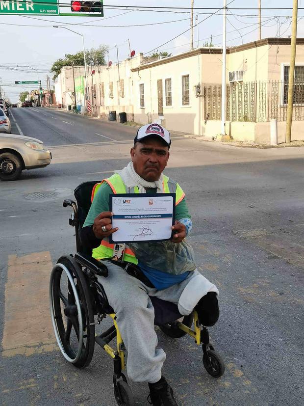 FOTO VIRAL | En esta imagen se aprecia al padre orgulloso de esta historia sosteniendo el certificado de estudios de su hija. (Foto: Flor Guadalupe Ginez / Facebook)
