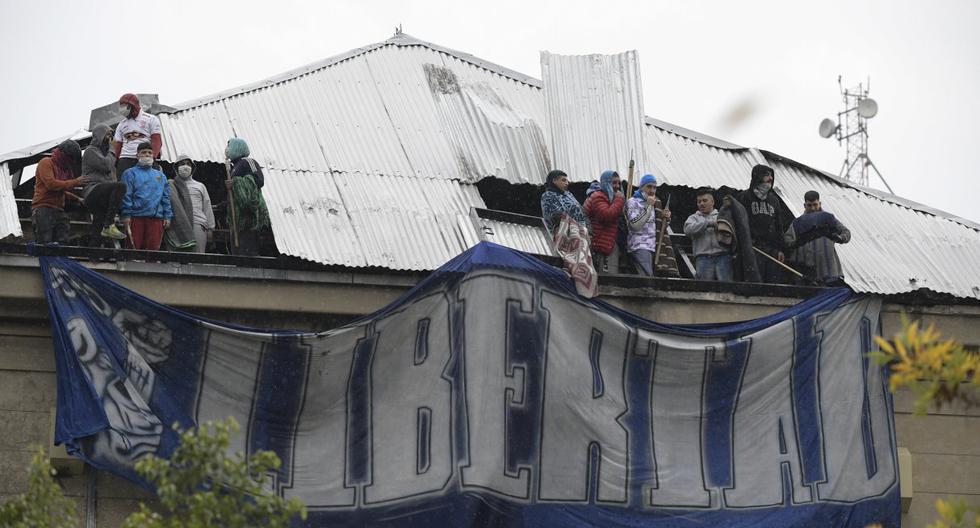 Imagen referencial. Los reclusos protestan en el techo de la prisión de Villa Devoto en Argentina exigiendo medidas para evitar la propagación del coronavirus COVID-19. (Juan Mabromata / AFP).