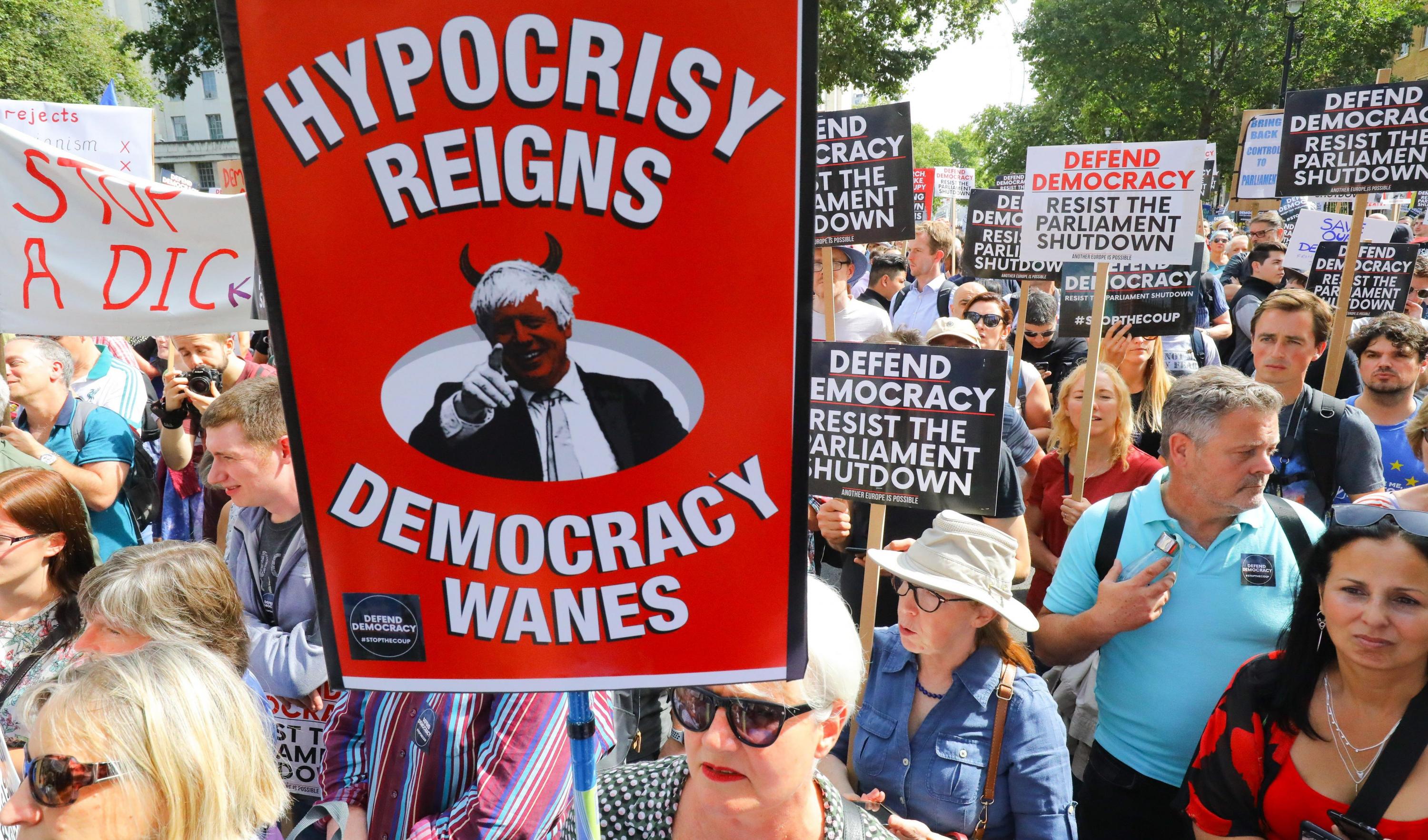 Miles de personas se manifestaron el sábado en Reino Unido para denunciar la decisión del primer ministro Boris Johnson de suspender las labores del parlamento en las semanas previas al Brexit, maniobra denunciada como un "golpe de Estado". (EFE).