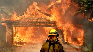Feroz incendio forestal consume cientos de casas en California