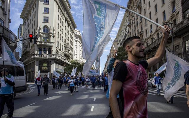 Paro general en Argentina contra el ajuste de Mauricio Macri deja a miles sin transporte. (Bloomberg).