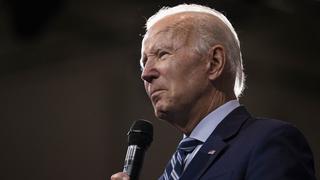 Biden llama a estadounidenses a “defender” la democracia por no estar “garantizada”