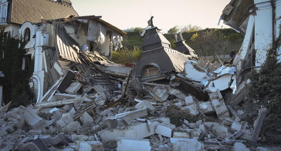 Fotografía tomada el 8 de mayo de este año. Se ve a cómo un hotel quedó en escombros luego de ser impactado por un misil ruso. AP