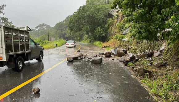 Rocas sobre una vía como parte de los daños ocasionados por el Huracán Otis en el balneario de Acapulco en el estado de Guerrero, México, el 25 de octubre de 2023. (Foto de SICT / EFE)